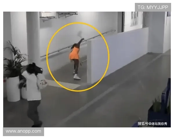 高芙赛后怒砸球拍为发泄情绪